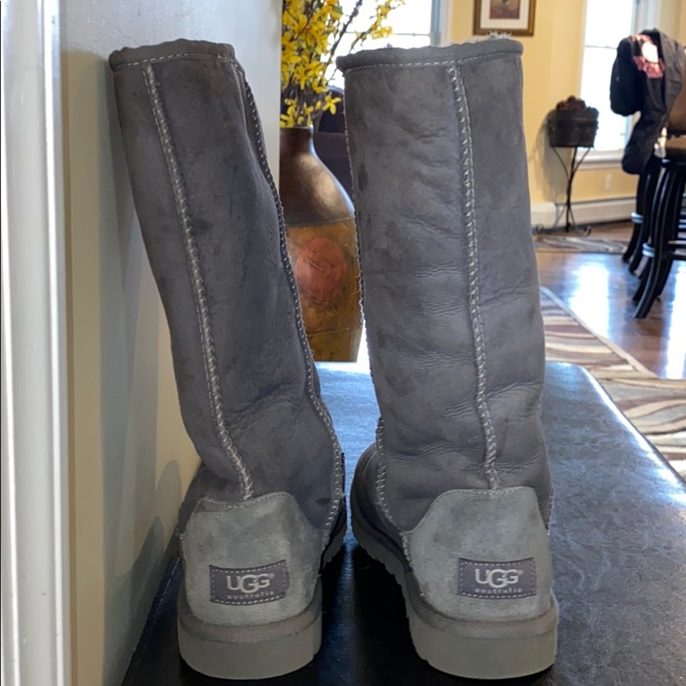 Gently used tall grey Uggs in size 6!